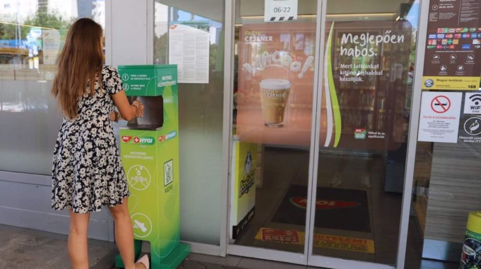 Hiába tombol megint a járvány, egy csomó benzinkúton megint fizetni kell a kézmosásért