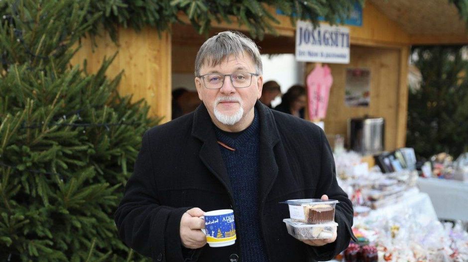 A Fidesz győri jelöltje advent idejére a fizetős parkolást is beszünteti a híveknek