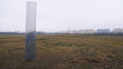 Nem mindenhol örültek a semmiből jött fém monolitnak, inkább felgyújtották a francba