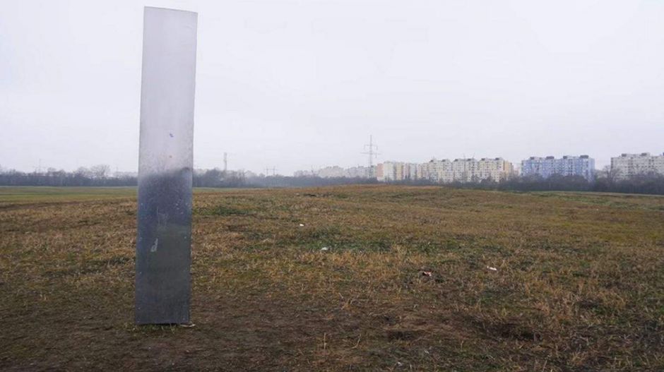 Nem mindenhol örültek a semmiből jött fém monolitnak, inkább felgyújtották a francba