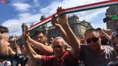 Bementek a tüntetők a lezárt Kossuth térre