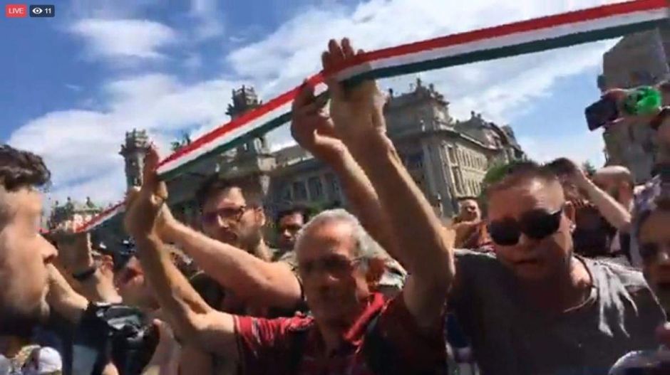 Bementek a tüntetők a lezárt Kossuth térre