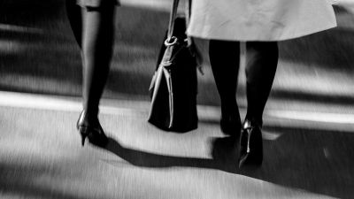 „Szükséges”, hogy a nők magassarkút viseljenek a munkahelyeken egy japán miniszter szerint