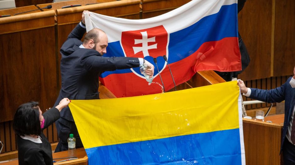 Olyan műsor volt kedden a szlovák parlamentben, hogy parlamenti őrség bevezetését fontolgatják
