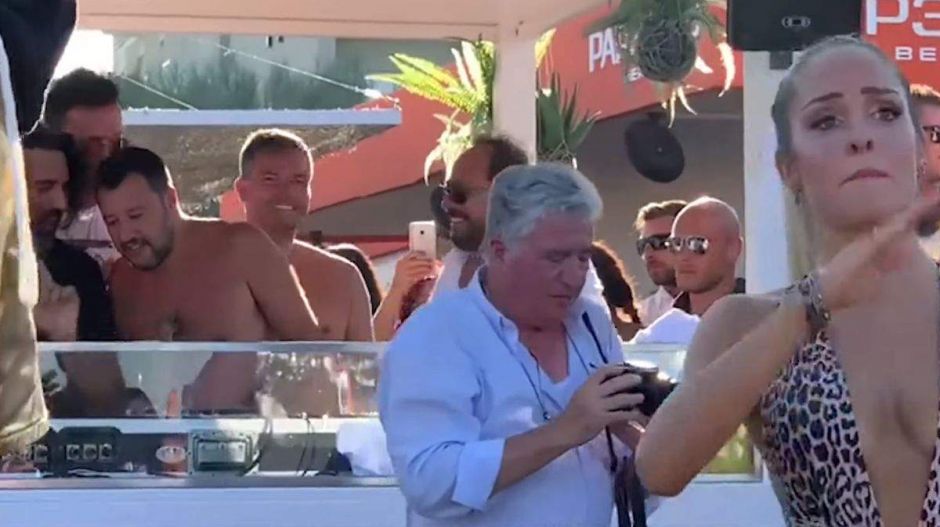 Diszkósított olasz himnuszra és bikinis lányokra verette félmeztelenül Matteo Salvini
