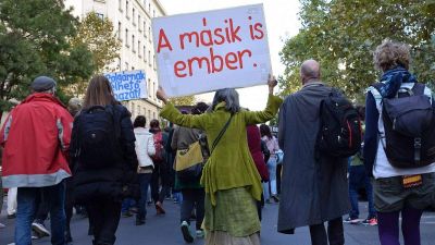 Betiltották a hajléktalanságot, most jobban összezsúfolnák a szállókat