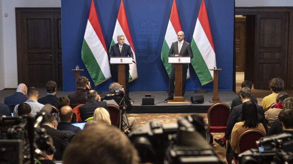 Itt az éves Orbán-show! Az Azonnali percről percre tudósít a Karmelita kolostorból