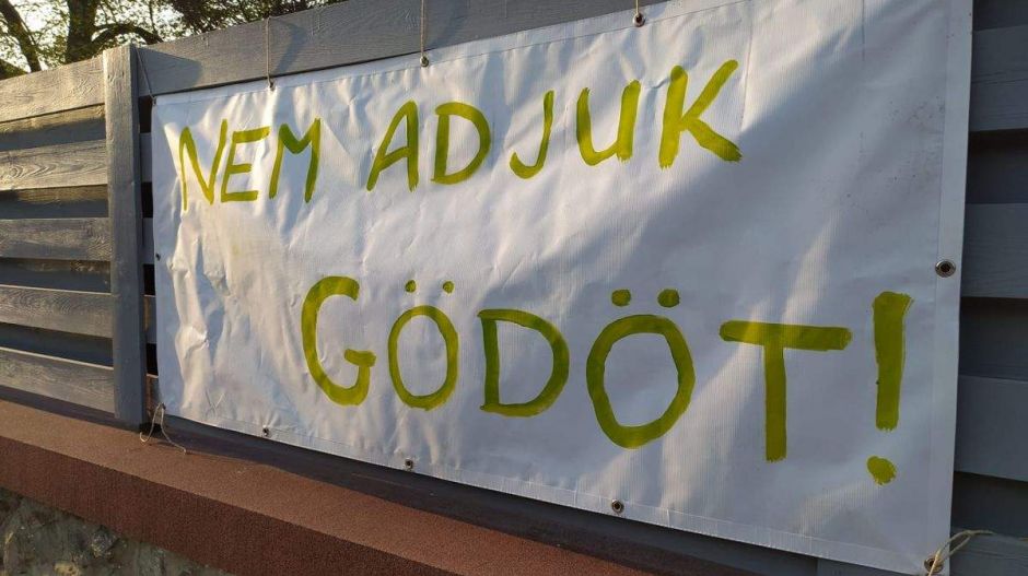 Egyelőre ablakba tett molinókkal tiltakoznak a gödiek, miután a kormány elveszi a város bevételeinek harmadát