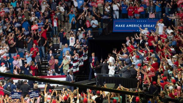 Amerika megosztott: a demokraták Trumpot, a republikánusok Bident okolják az ostromért