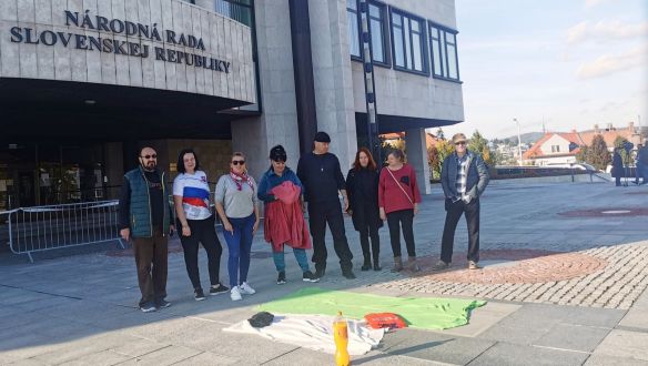 Nemcsak a járványt, hanem Szlovákia létét is tagadja a szlovák maszkellenesek mögött álló egyik csoport