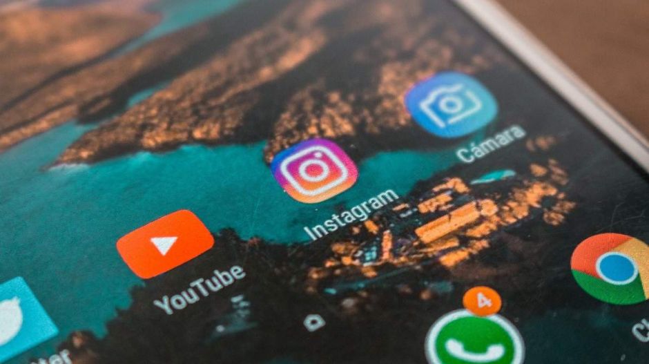 Újra nekimegy a Facebooknak és a Google-nek az Európai Bizottság