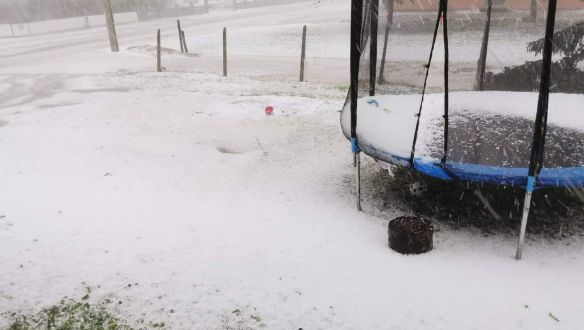 Ítéletidő csapott le a szomszédban: minden elfehéredett a jégtől
