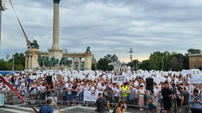Egészségügyisek tüntettek a röghözkötés ellen és a jobb bérekért