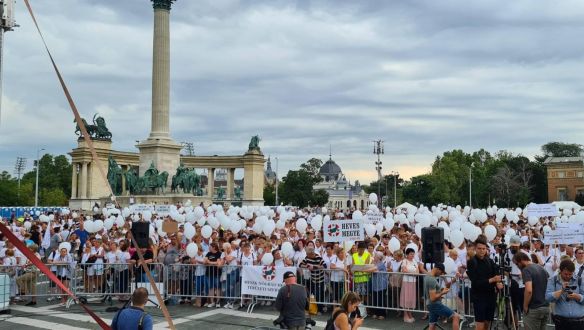 Egészségügyisek tüntettek a röghözkötés ellen és a jobb bérekért