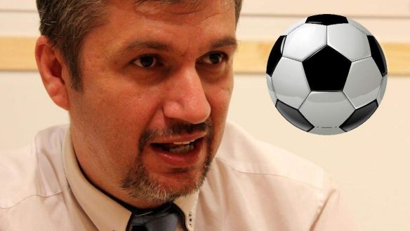 Kinek szurkol Hadházy Ákos?