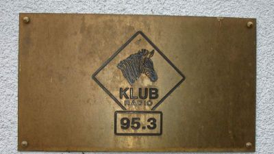 A Néppártban magyarázkodik a Fidesz a Klubrádió frekvenciájának elvétele miatt