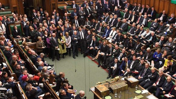 700 éves hagyománnyal szakítottak a koronavírus miatt, de most újra helyben kell voksolniuk a brit képviselőknek