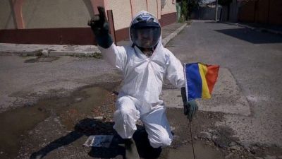 A nap videója: kátyúk között játszották újra a Holdra szállást Romániában