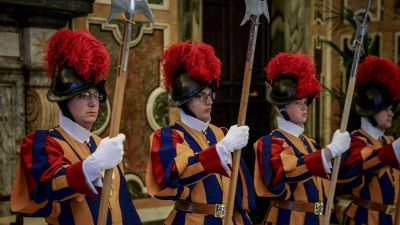 A pápa testőrei már 3D nyomtatással készült sisakot hordanak