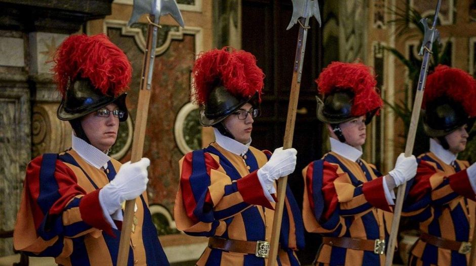 A pápa testőrei már 3D nyomtatással készült sisakot hordanak