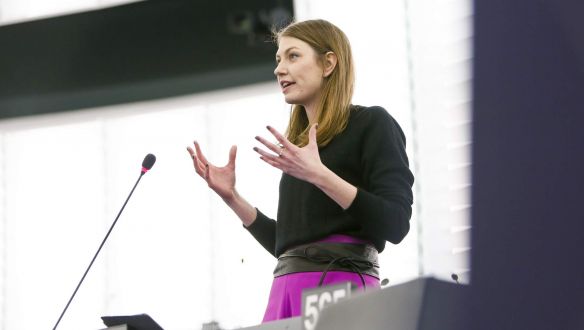 Donáth Anna: A Fidesz uralni akarja a Facebookot, mi szabályozni