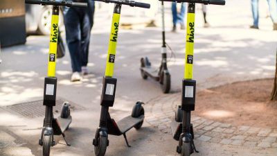 Az elektromos rollerek legalizálásáért tüntettek Londonban