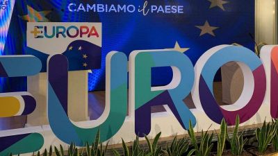 Káosz az olasz liberálisoknál, otthagyja őket a legendás politikusuk