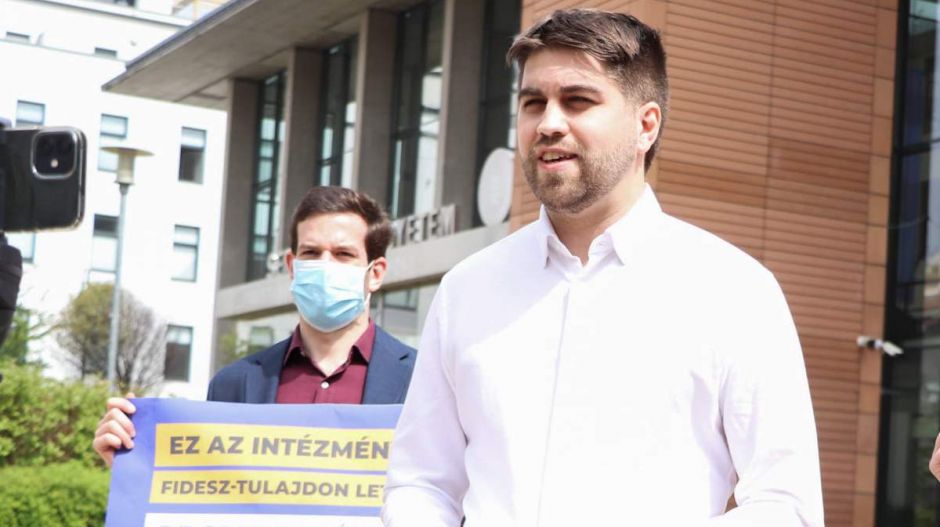 Ezúttal egy momentumos elnökségi tag mögé áll be a Jobbik Budapesten