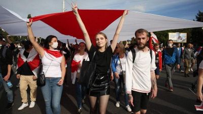 Ötödik hete tüntetnek Lukasenka ellen, aki hétfőn Putyinnal tárgyal