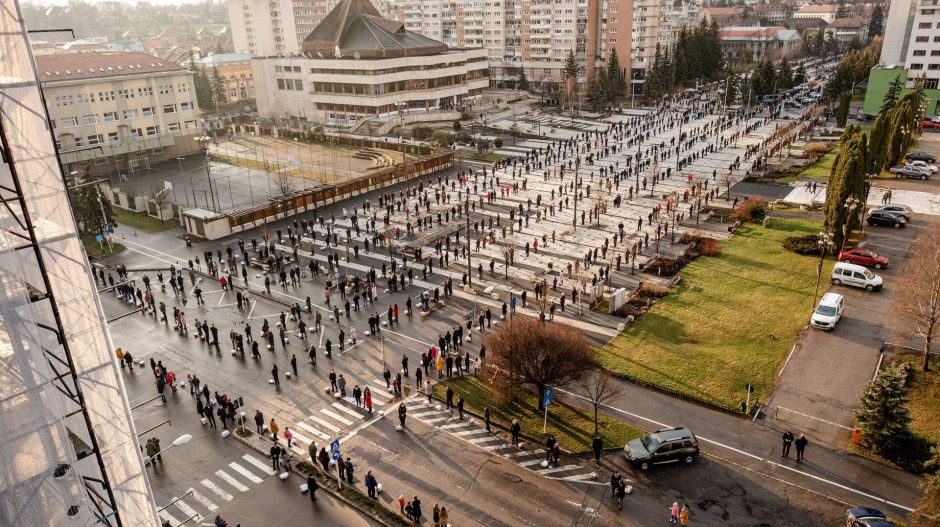 Amikor a román sajtó Csíkszeredáról áradozik – a húsvéti szabadtéri ételszentelés hagyománya