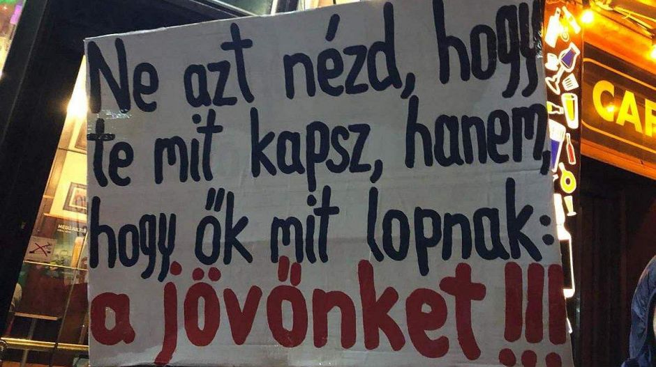 A kussolás mindig az egyszerűbb megoldás – tüntető színész az Azonnalinak