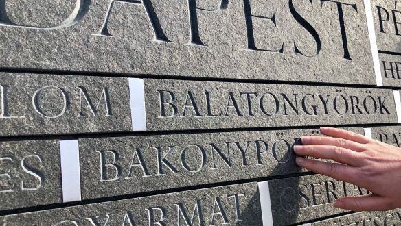 A Trianon-emlékmű a Trianont részben okozó magyarosításnak is emléket állít