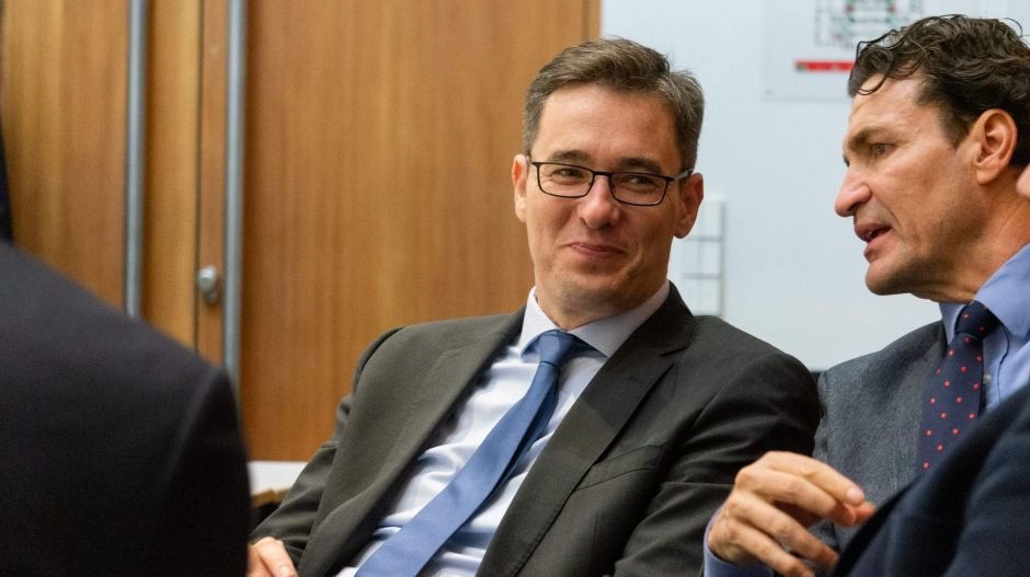 Mennyire kell tudnia angolul Magyarország miniszterelnökének?