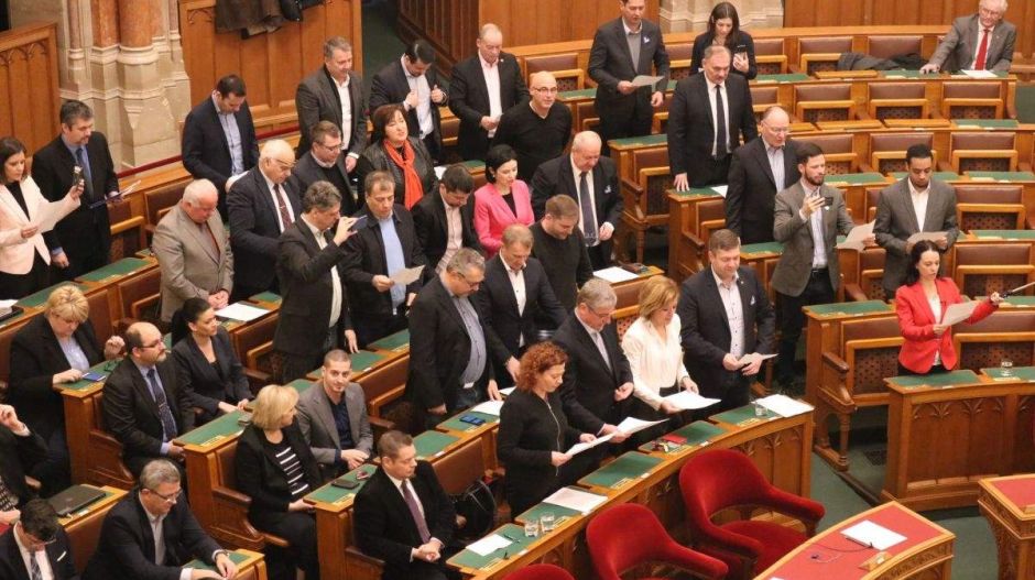 Szelfibottal esküdözött az üres parlamentben az ellenzék fele