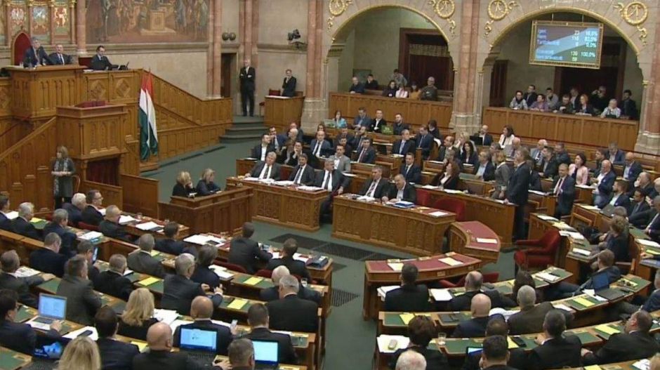 Többszázezres bírságot kaptak a sípoló ellenzékiek