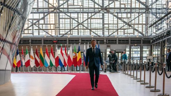 Emmanuel Macron: Putyin történelmi hibája ellenére Oroszországot nem szabad megalázni