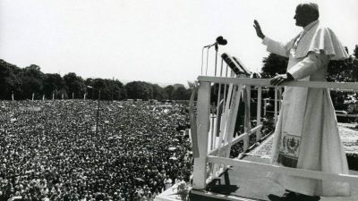 Száz éve született II. János Pál, az első kelet-európai pápa