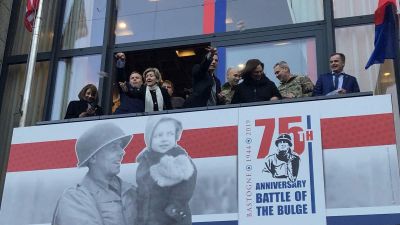 Miért dobálnak diókat amerikai veteránok Belgiumban?