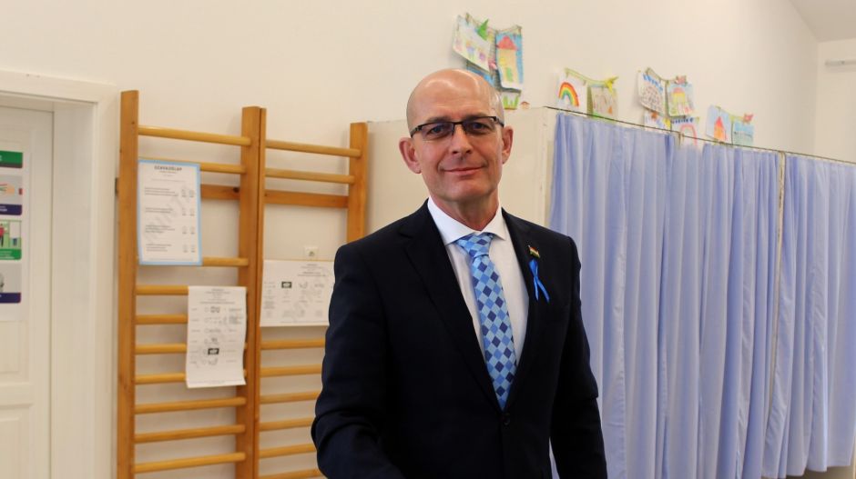 Dartsnyilakkal dobálták az ellenzéki összefogás jelöltjének plakátját egy celldömölki iskolában