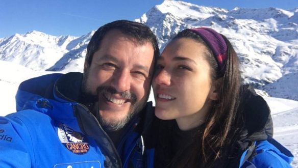 Salvini is parodizálja a pápa kézcsapkodós jelenetét