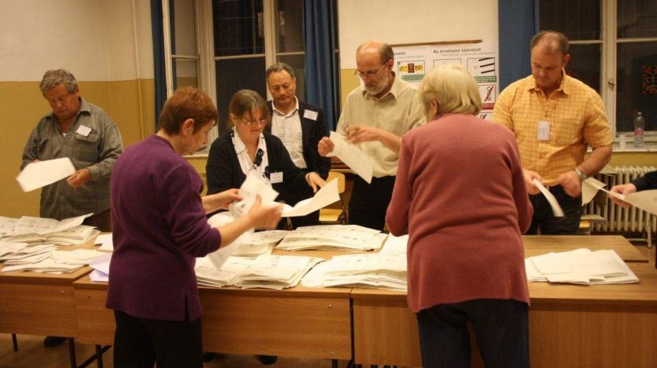 Lesz-e elég ellenzéki szavazatszámláló az EP-választáson? Megkérdeztük!