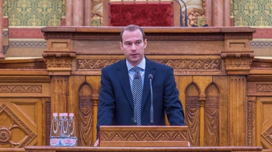 Hollik elmagyarázza az Azonnalinak, mi a különbség felfüggesztés és felfüggesztés között