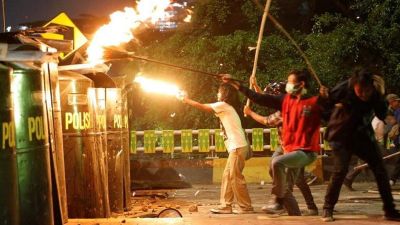 Könnygázzal oszlatták fel a szabad szexért tüntető tömeget Indonéziában