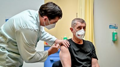 Az alkotmánybíróságon támadja a kötelező oltást a cseh parlament több felsőházi képviselője