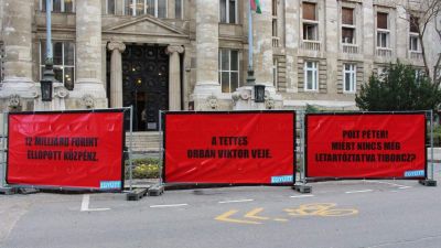 Három óriásplakát a Legfőbb Ügyészség előtt