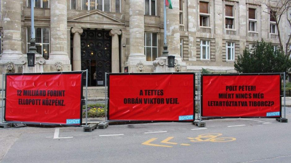 Három óriásplakát a Legfőbb Ügyészség előtt