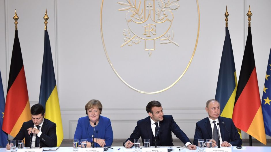 Zelenkszij tárgyalni hívta Putyint, aki hajlandó egy asztalhoz ülni vele