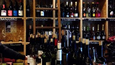 Sommelier volt a Király utcában, most kőműveseknek dolgozik feketén, hogy túléljen