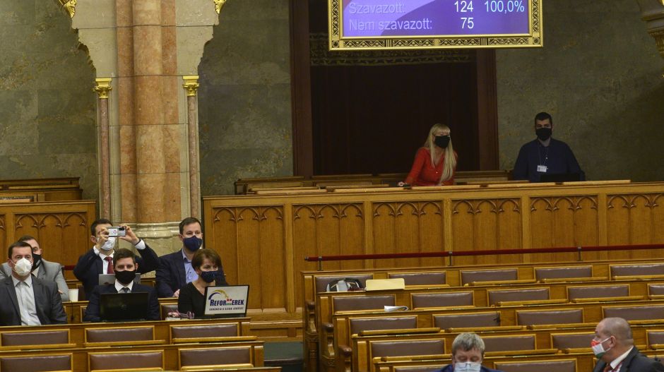 A Fidesz demokrácia-problémákat lát a képviselők kötelező oltásában, az ellenzék diszkréten nem foglalt állást