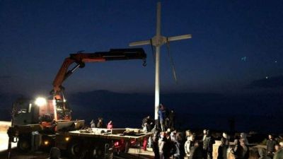 Felhúztak egy keresztet Leszbosz szigetén, előállították őket